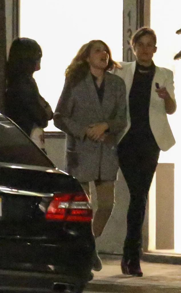 Demi Moore dan putrinya berjalan dari parkiran © Eonline.com