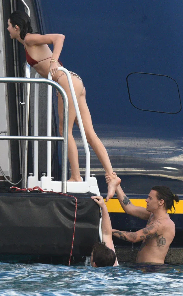 Mesra, Harry pegang kaki Kendall/Splashnews via eonline.com