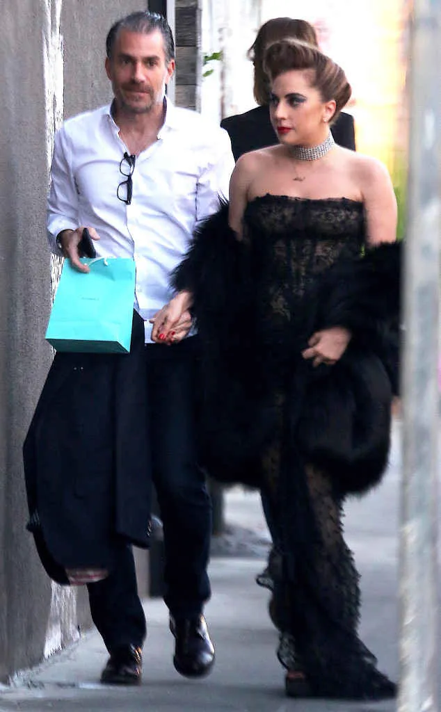 Lady Gaga datang ke pesta ulang tahunnya bersama sang pacar © via E! Online