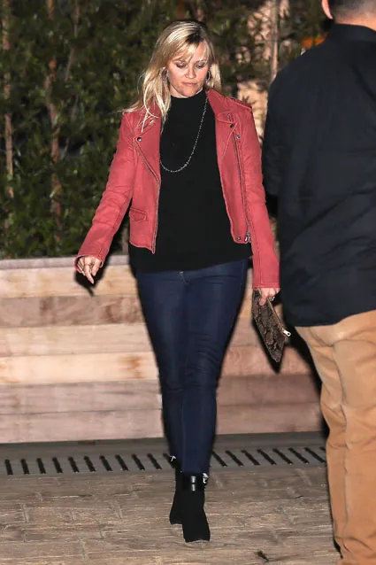 Sekitar 20 orang yang hadir termasuk Reese Witherspoon © via E! Online