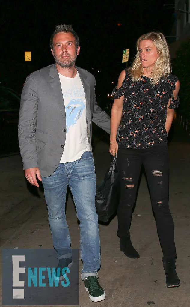 Ben Affleck dan Lindsay Shookus dikabarkan pacaran © E! Online
