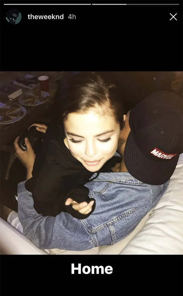 Selena Gomez peluk The Weeknd yang asyik main video games © Instagram.com/theweeknd