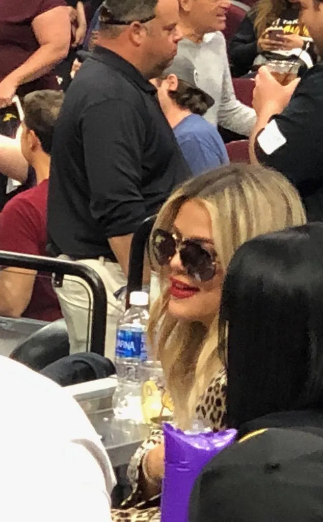 Khloe datang ke pertandingan Tristan. © E! Online