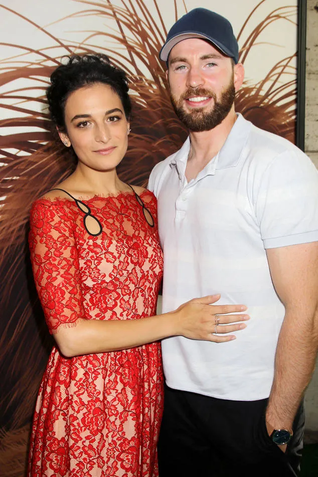 Jenny Slate buka suara setelah putus dari Chris Evans © Shutterstock via E! Online