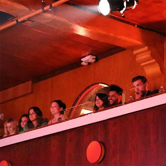 Selena dan The Weeknd nonton pertunjukkan komedi © via E! Online