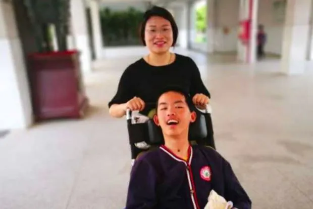 Seorang guru di China setia menemani muridnya yang sedang koma selama 15 bulan hingga muridnya sadar © The Star