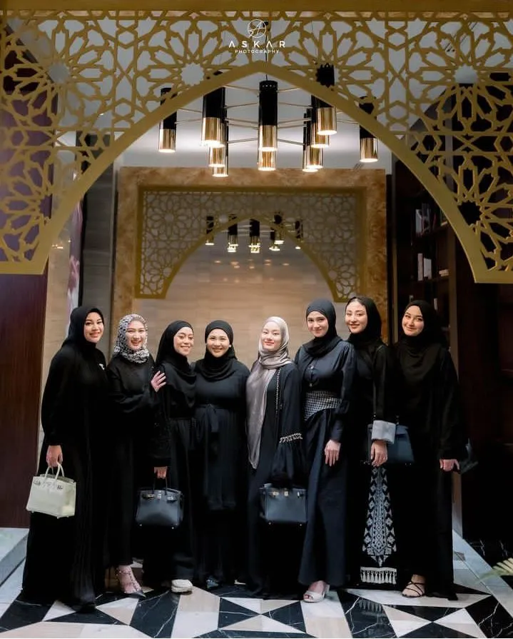 Geng arisan Mamayu buka puasa bersama di sebuah restoran nih - (instagram.com/lestykejora)