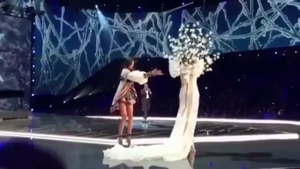 Gizele menunggu dan membiarkan Ming Xi menyelesaikan runway © Instagram.com