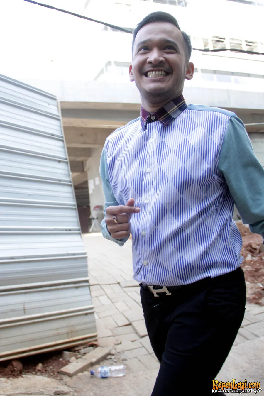 Ruben Onsu tersenyum ramah kepada awak media. KapanLagi.com®