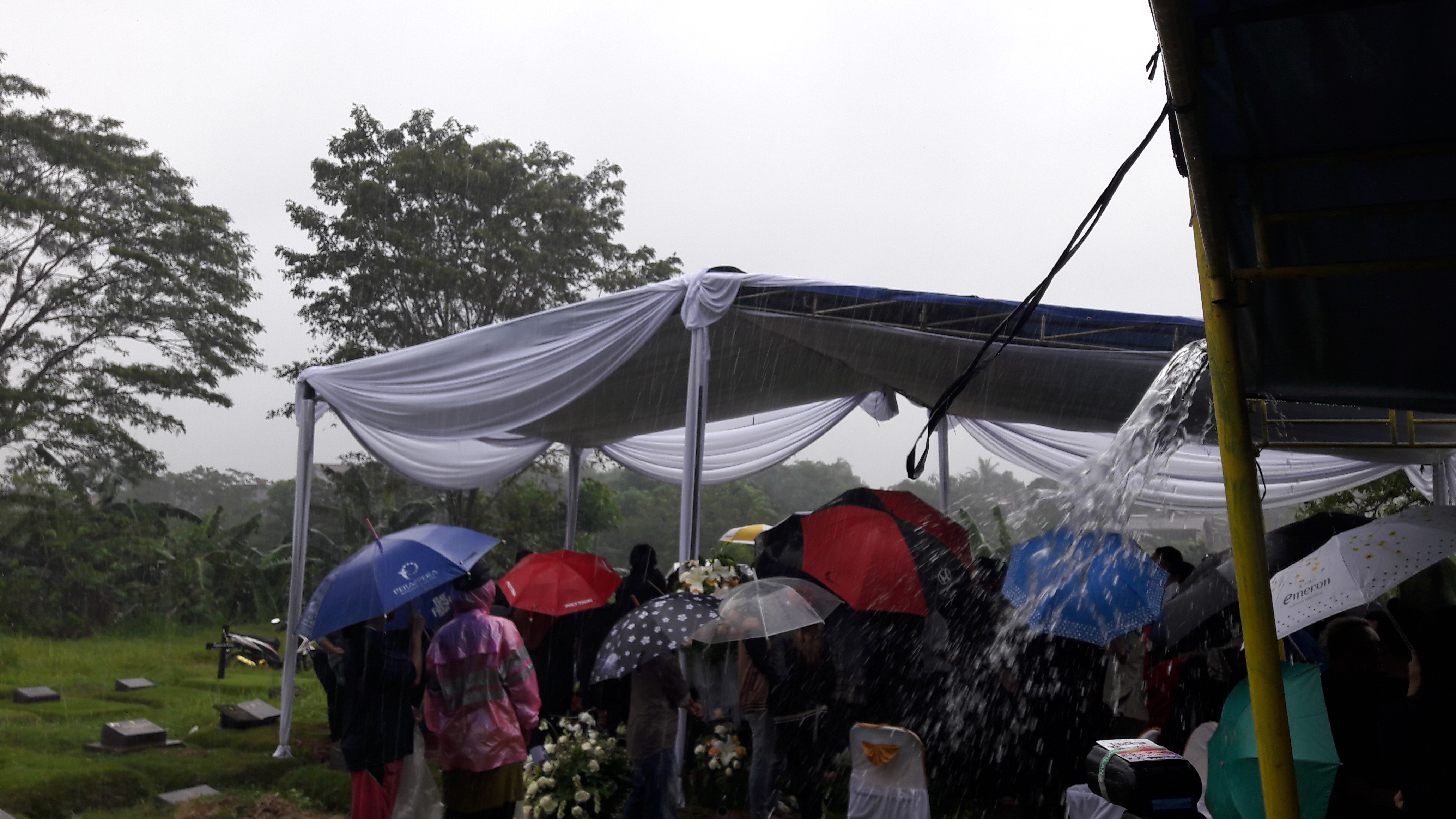 Sempat Terkena Hujan, Pemakaman Ayah Ruben Onsu Berjalan 