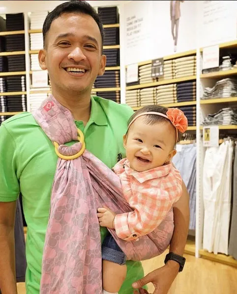 Ruben Onsu tak malu gendong Thalia dengan selendang © Instagram.com/rubenonsu