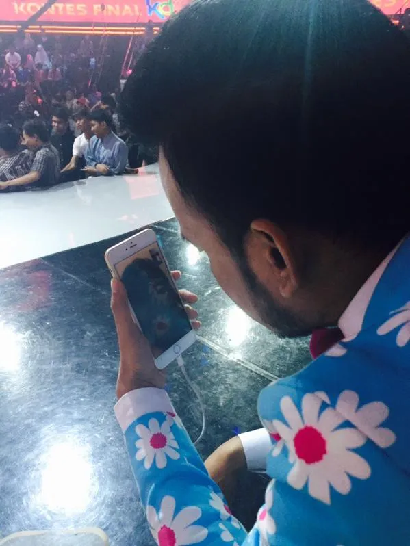 Ruben Onsu sempatkan telepon Wenda saat commercial break/©twitter.com/juliaperrez