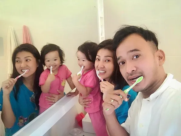 Kompaknya rutinitas keluarga Ruben Onsu sikat gigi bareng. /©instagram.com/ruben_onsu