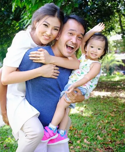 Canda tawa selalu terlihat di raut wajah Ruben, Sarwendah dan si gadis kecil Thalia. Cute! /©instagram.com/ruben_onsu