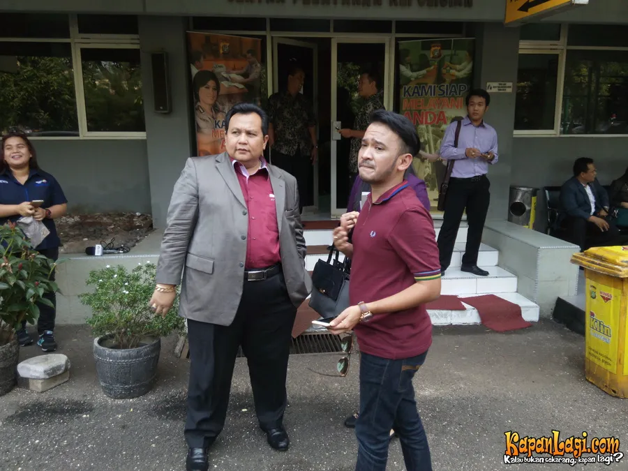 Ruben Onsu ditemani kuasa hukumnya Minola Sebayang melaporkan akun jual bayi yang memakai foto anaknya. ©KapanLagi.com®/Adi Abbas Nugroho