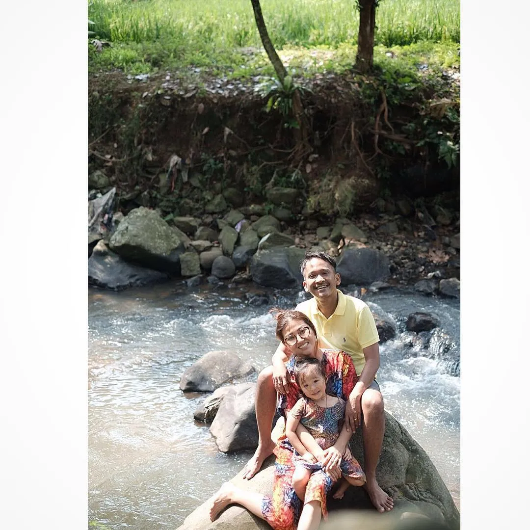 Beristirahat setelah lakukan panen di tepi sungai, asik banget ga? (instagram.com/ruben_onsu)