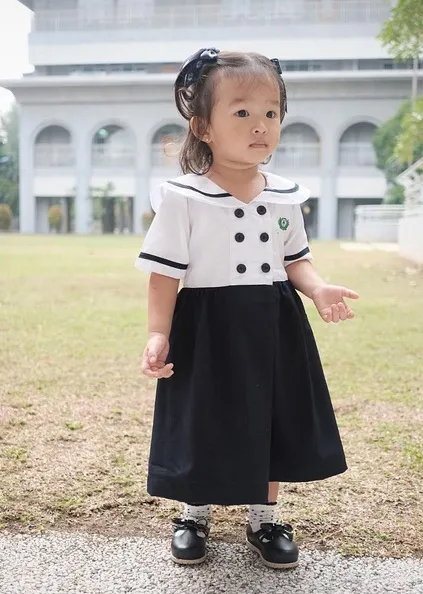 So cute! Thalia begitu menggemaskan dalam balutan seragam sekolahnya. /©instagram.com/ruben_onsu