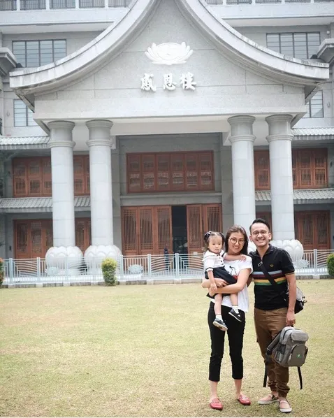 Manis! Ruben dan Sarwendah temani Thalia di hari pertama masuk sekolah. /©instagram.com/ruben_onsu