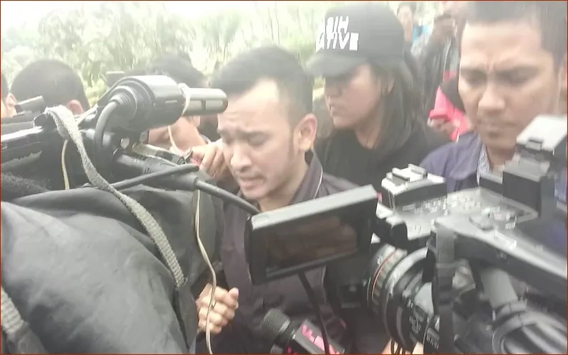 Ruben Onsu akhirnya ziarah ke makam Olga Syahputra. ©KapanLagi.com®/Mathias Purwanto