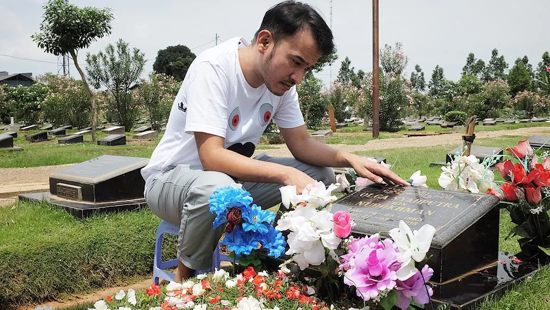 Ruben sambangi makam Olga © Instagram/ruben_onsu