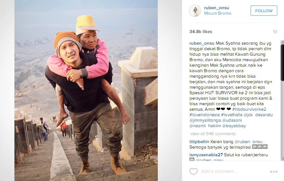 Ruben gendong Mak Syahna naik tangga untuk melihat kawah Bromo © Instagram/ruben_onsu