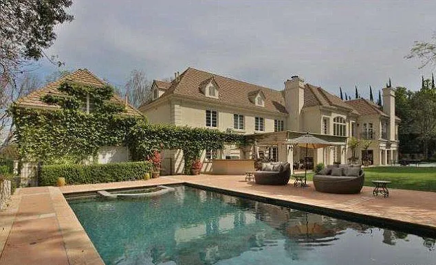 Rumah baru Avril Lavigne © Daily Mail