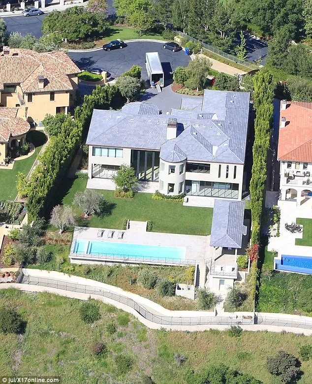 Penampilan rumah baru Kanye dan Kim pasca renovasi, habiskan Rp 26 miliar buat jadi begini ©©dailymail.co.uk/jack-RS/X17online.com
