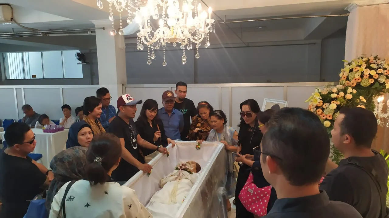 Rio Febrian di rumah duka ©KapanLagi.com/Darmadi Sasongko