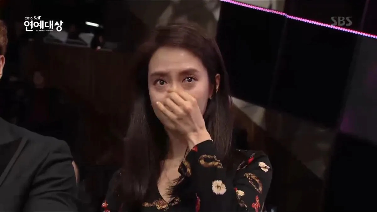 Song Ji Hyo tak bisa menahan air mata mendengar perkataan Lee Kwang Soo di ajang SBS Entertainment Awards. ŠKoreaboo