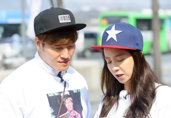 Kim Jong Kook diberi tahu dia tak ikut Running Man lagi tanggal 12 Desember © SBS