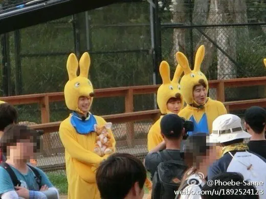 Rain dan Lee Kwang Soo memakai baju kanguru @soompi.com