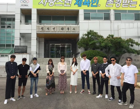 Park Shin Hye, Lee Sung Kyung, Yoon Kyun Sang, dan Kim Min Suk saat syuting Running Man. ©Instagram/sbs_runningman_sbs