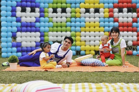 Tawa canda keluarga Ricky Harun mengiringi pesta yang terlihat seru dan menyenangkan itu. /©instagram.com/herfiza