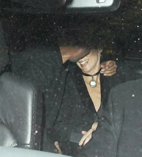 Liberty Ross dan pria misterius @ dailymail.co.uk