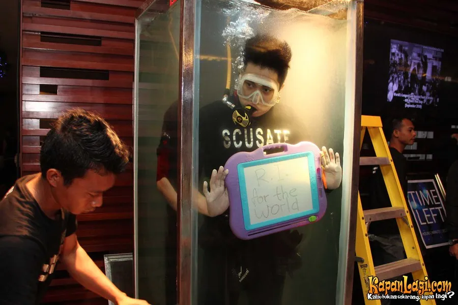 Russel Miracle Saat di Dalam Aquarium