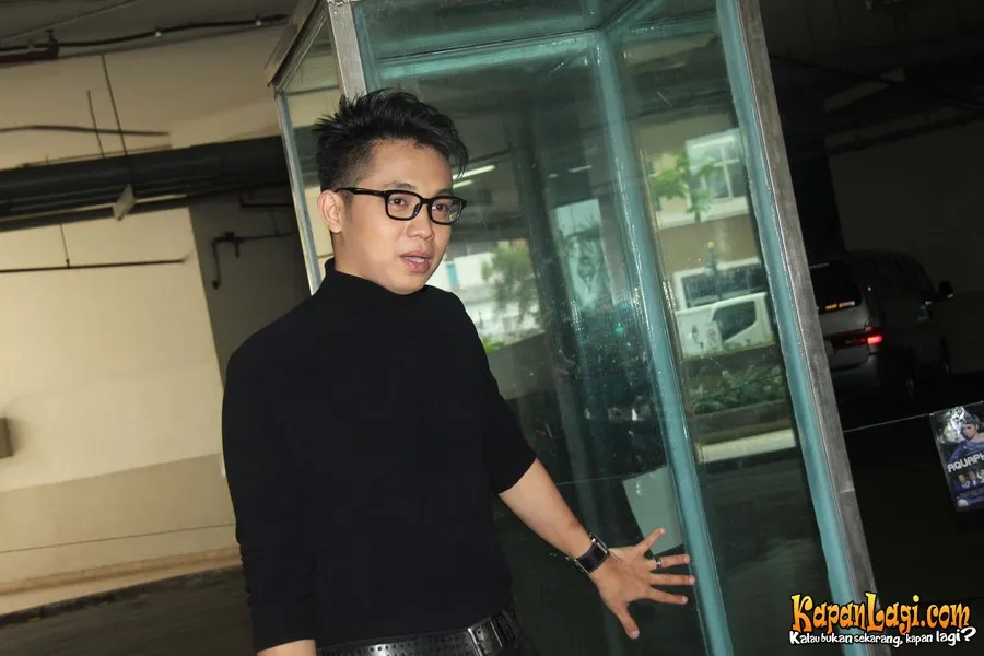 Russel Miracle di depan Aquarium yang akan digunakan untuk aksinya.