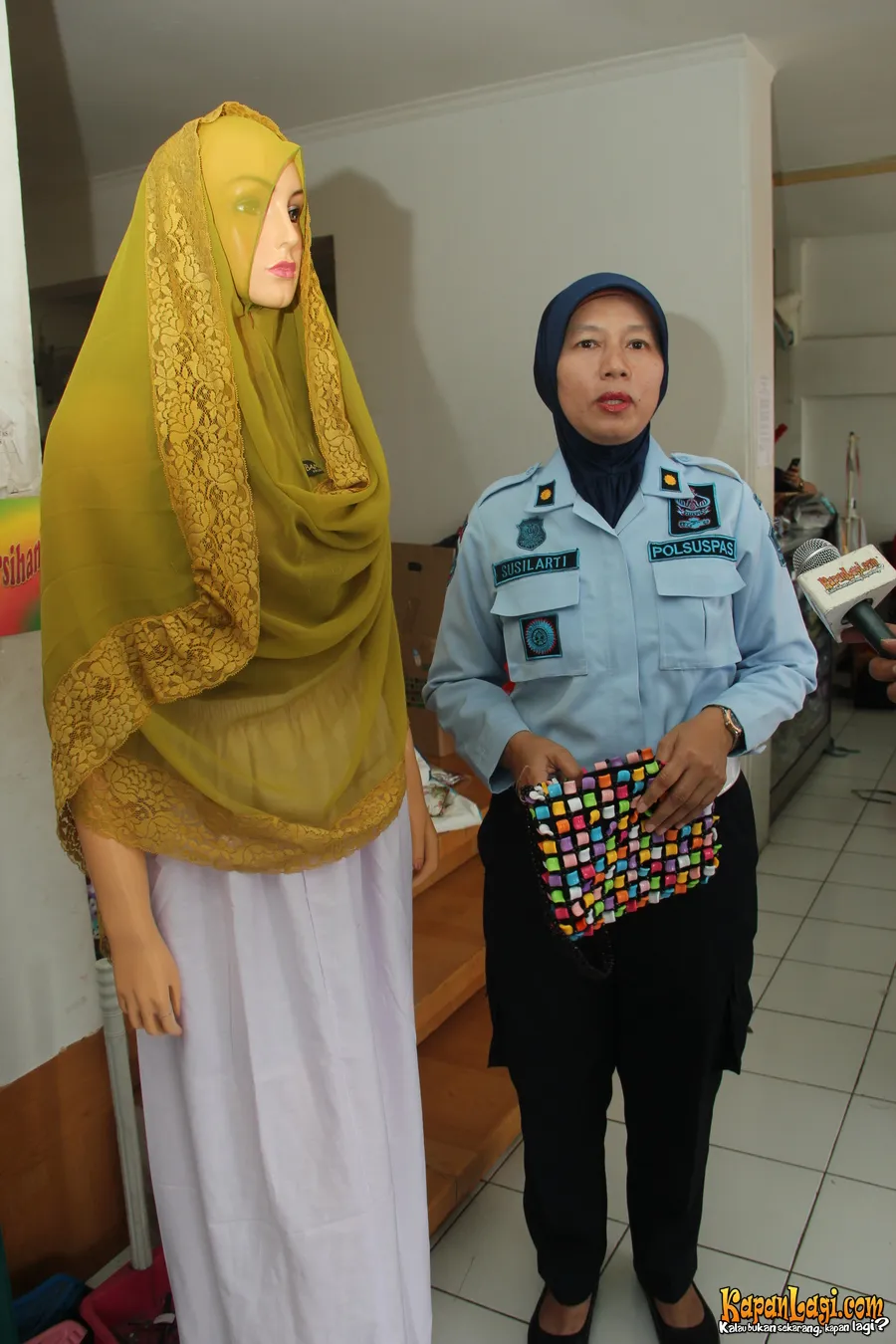 Kepala Rutan mengungkap aktivitas dan karya yang dihasilkan Angie dan warga binaan lainnya, salah satunya kerudung Hana. ©KapanLagi.com
