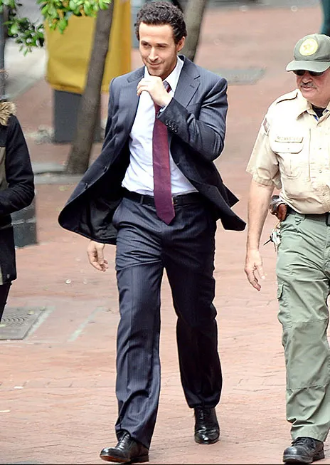Ryan Gosling terlihat mengagumkan dengan rambut hitam @ splashnews
