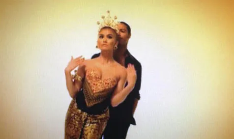 Agnes tetap Indonesia di klip Coke Bottle @foto: Agnez Mo Official Twitter