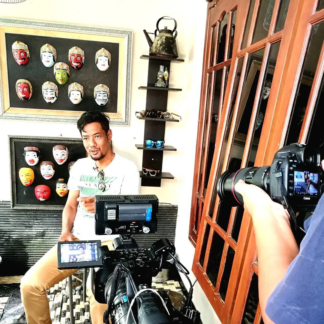 Muhammad Tio Zainuri merupakan Direktur Utama Yayasan Sadar Hati Kota Malang yang menggagas usaha kreatif ini © instagram.com/sahawood.woodenglasses