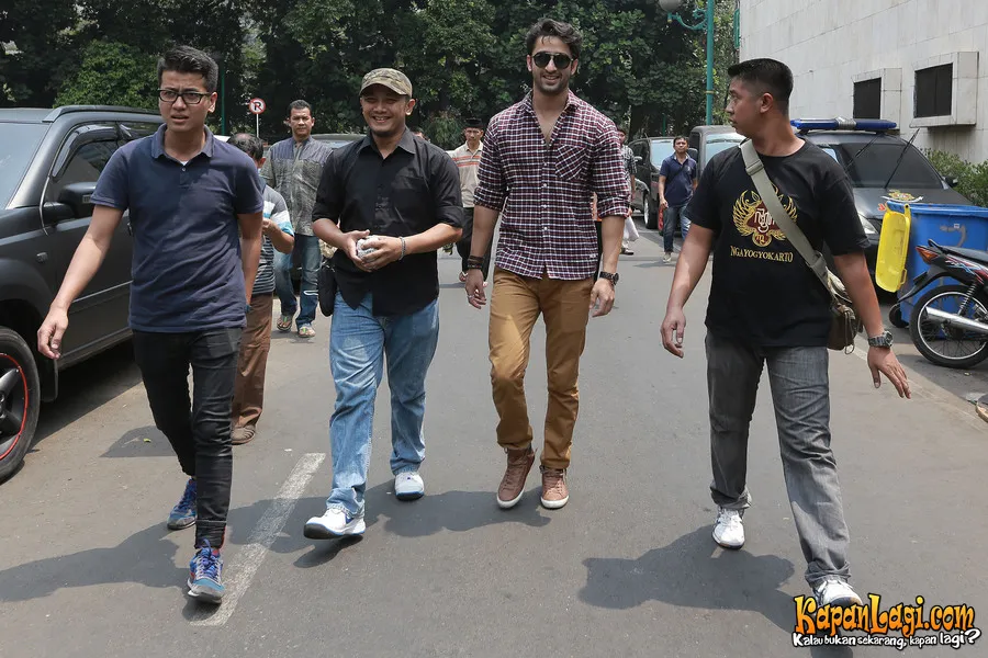 Shaheer Sheikh setelah salat Jumat di Polda Metro Jaya. ©KapanLagi.com®/Budy Santoso