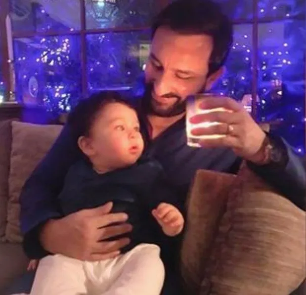 Taimur Ali Khan kembaran baju dengan Saif Ali Khan di hari Diwali ©indianexpress