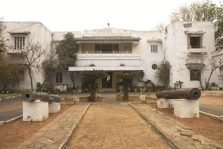 Rumah ini adalah salah satu harta musuh yang diminta oleh pemerintah India. ©indialegal