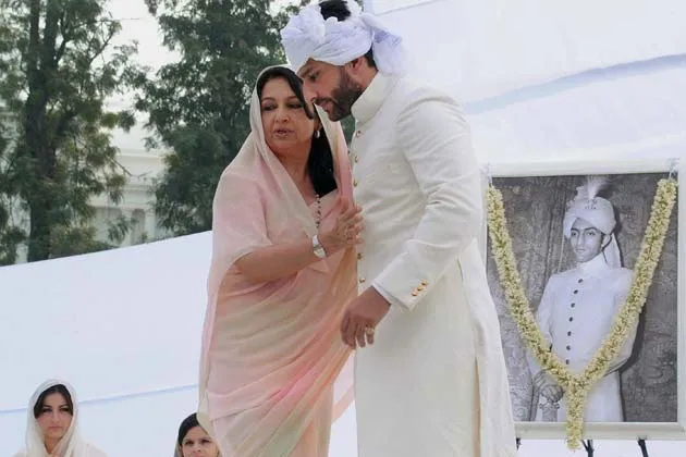 Sharmila Tagore meneruskan perebutan warisan mendiang suami dengan saudara iparnya. ©dulheraja.co.in