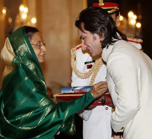Saif saat menerima Padma Shri. @deccanchronicle.com