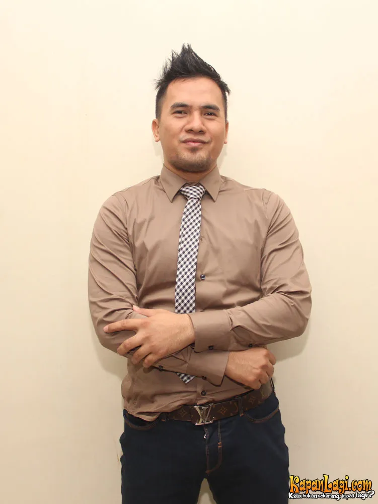 Jika jalanan pulang ke rumah belum bisa dilalui, Saipul Jamiell memilih untuk bermalam di bandara