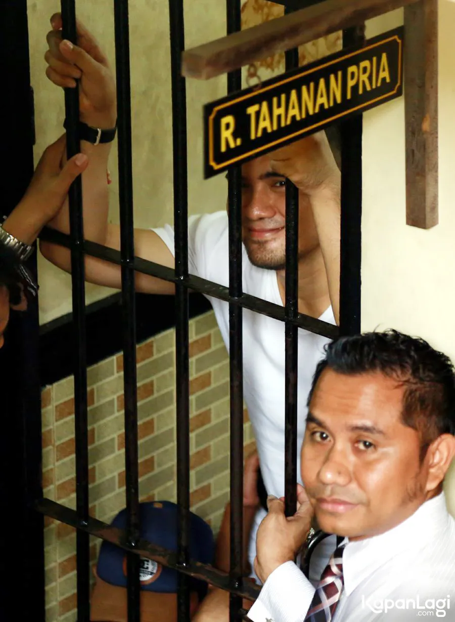 Kasman Sangaji, salah satu kuasa hukum Ipul ikut menjadi tersangka dugaan suap/©KapanLagi.com®/Agus Apriyanto