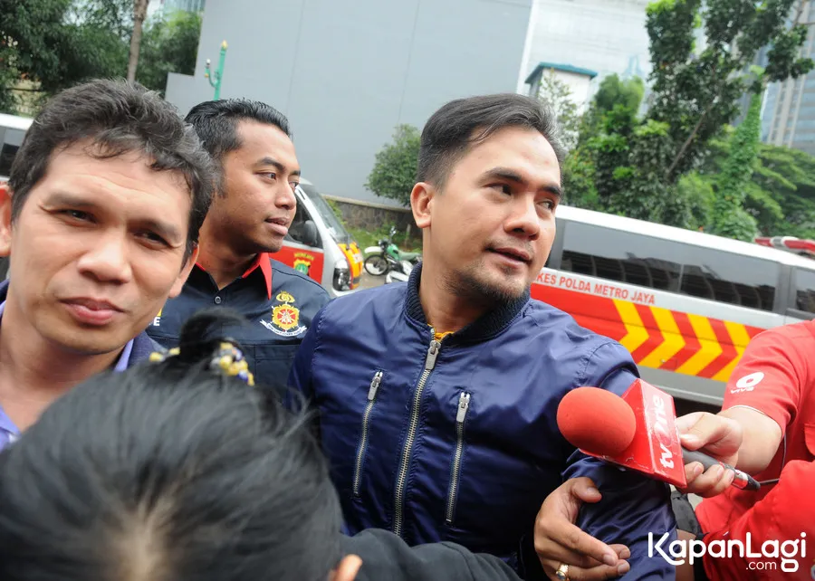 Berbagai cara dipakai pengacara Saipul Jamiell untuk menyelamatkan kliennya, termasuk mengungkap fakta berbeda dari BAP awal. ©KapanLagi.com/Bayu Herdianto