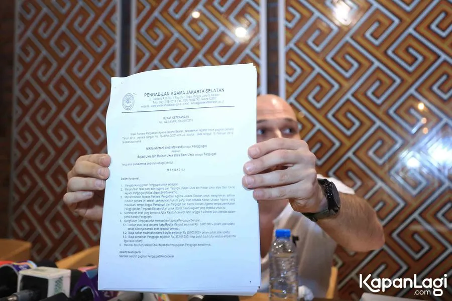 Sajad Ukra unjuk putusan pengadilan. ŠKapanLagi.com/Bayu Herdianto