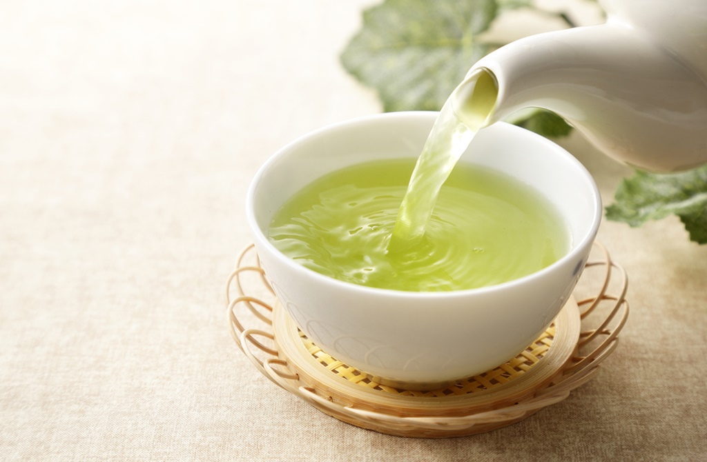 Ilustrasi menuang teh hijau (credit: Shutterstock)